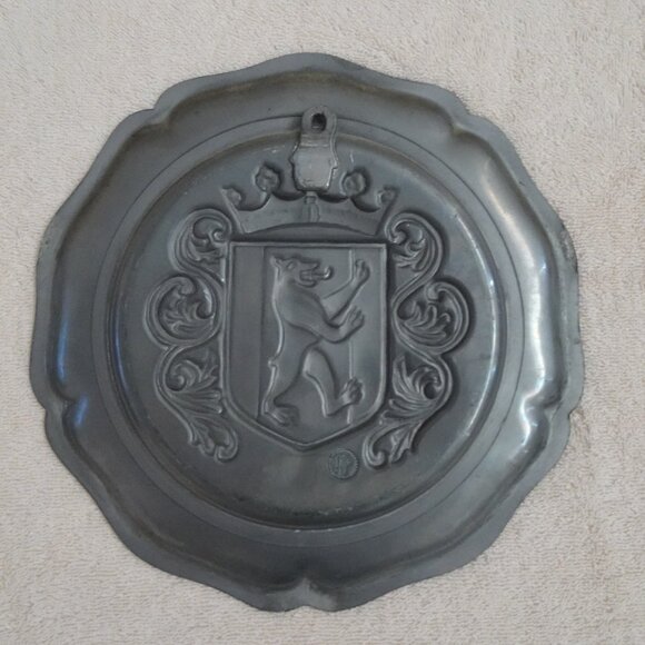 Vintage Embossed Pewter Plate Berlin Germany Bear Coat of Arms 9 Inch Decor Gift - Picture 9 of 9